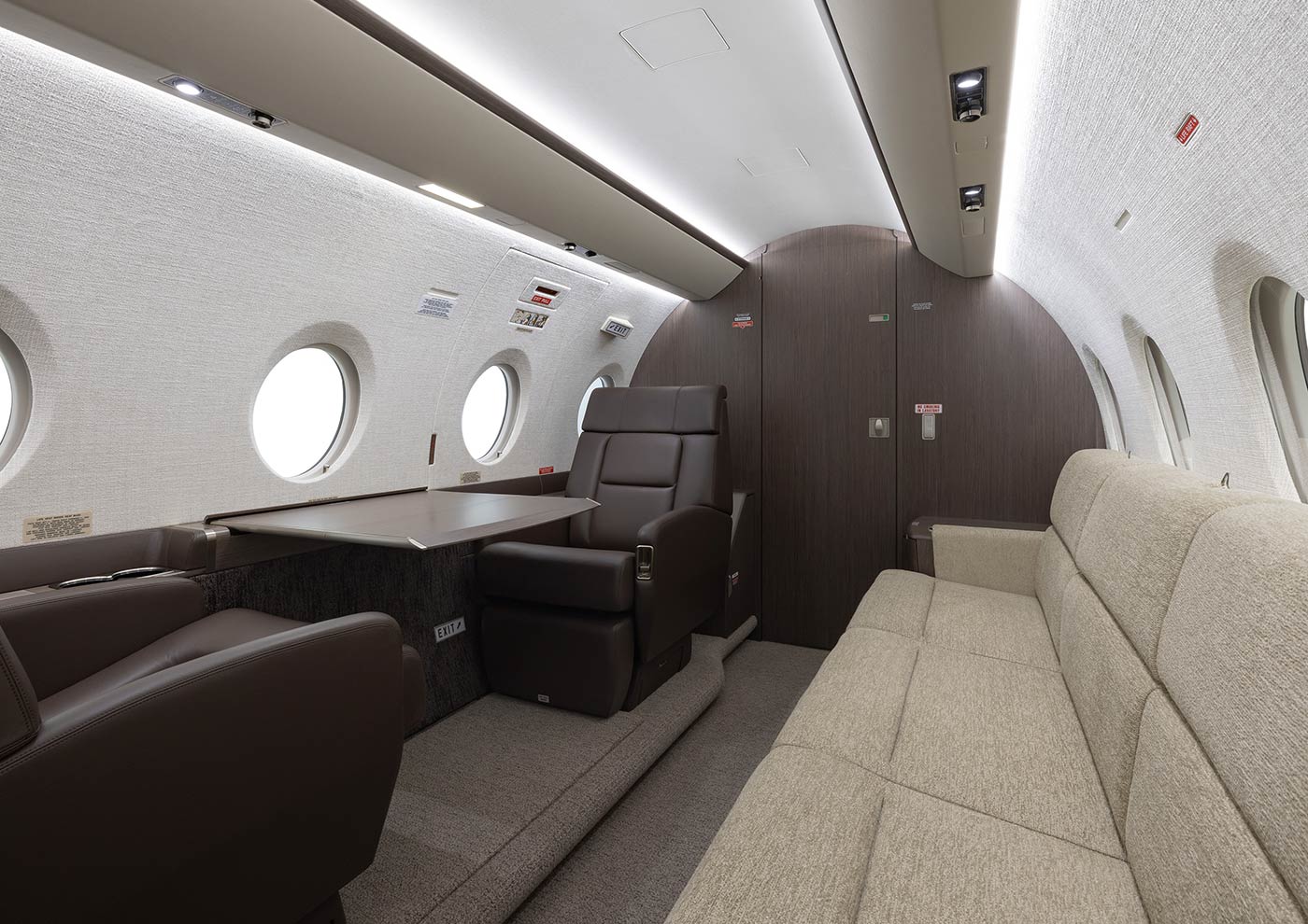 Gulfstream G280 Sessel mit Tisch und Couch