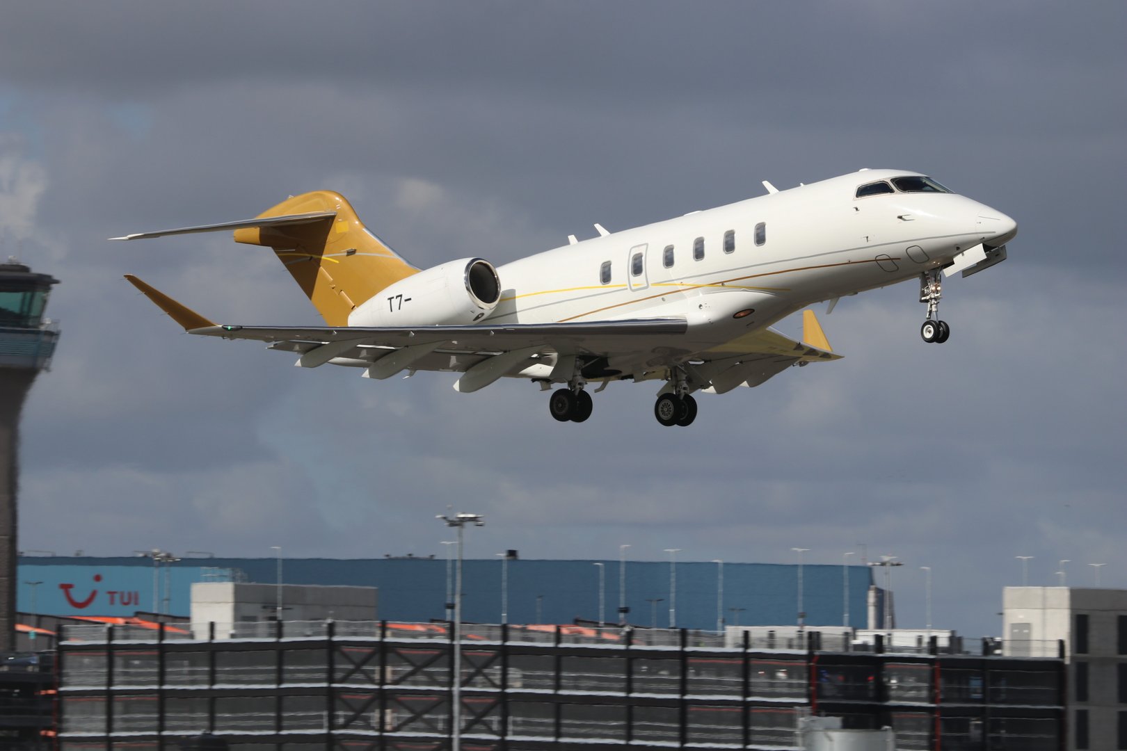 Bombardier Challenger 350 flying
