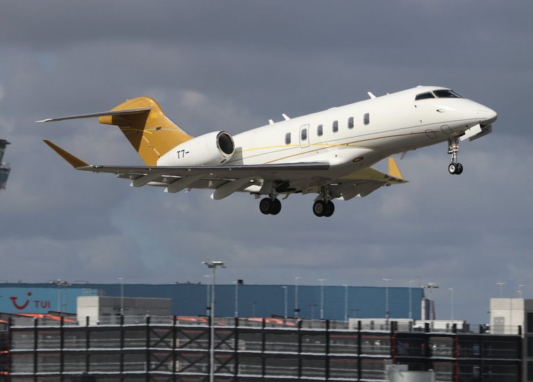 Bombardier Challenger 350 flying