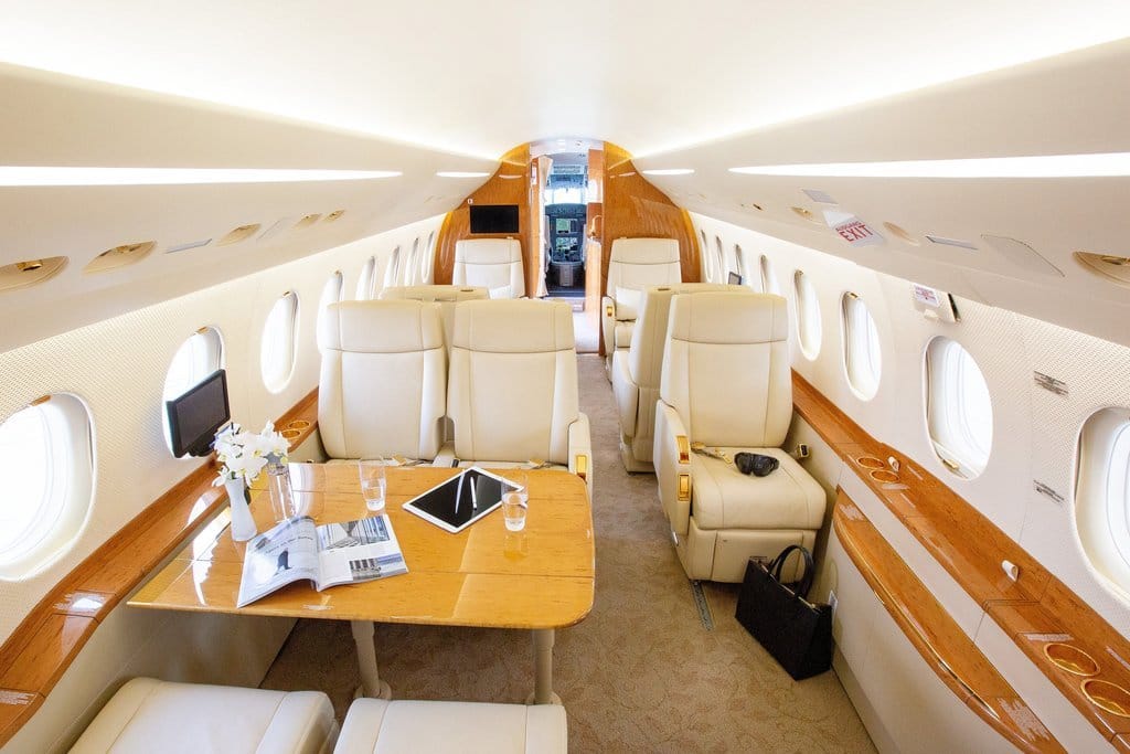 Dassault Falcon 2000s Sessel mit Tisch