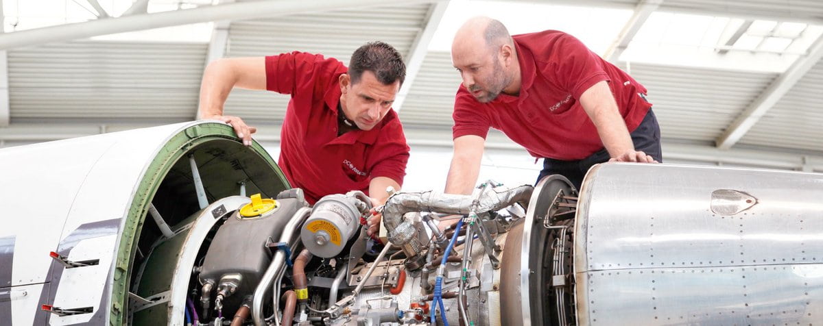 Aircraft Maintenance Mechaniker arbeiten am Motor