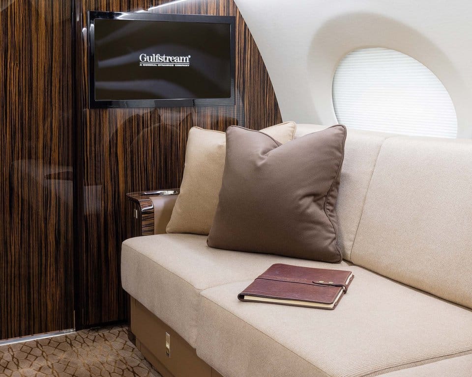 Gulfstream G650 Sofa mit Kissen